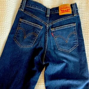 Levi’s rib cage straight ankle jeans. Size 26. Length 27